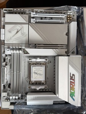 GIGABYTE - X870E AORUS PRO ICE (Socket AM5) AMD X870 ATX DDR5 Motherboard White
