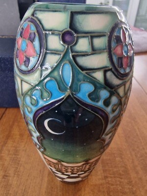 Eine Moorcroft-Keramikvase im  Jumeirah -Muster