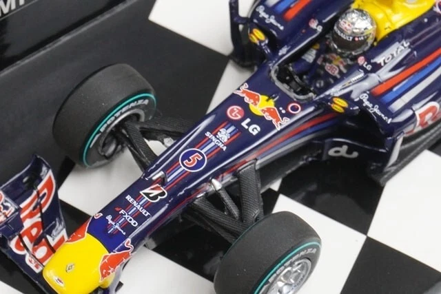 1:43 MINICHAMPS 410100105 Red Bull Renault RB6 Abu Dhabi GP 2010 #5 S.Vettel - Image 4 of 4