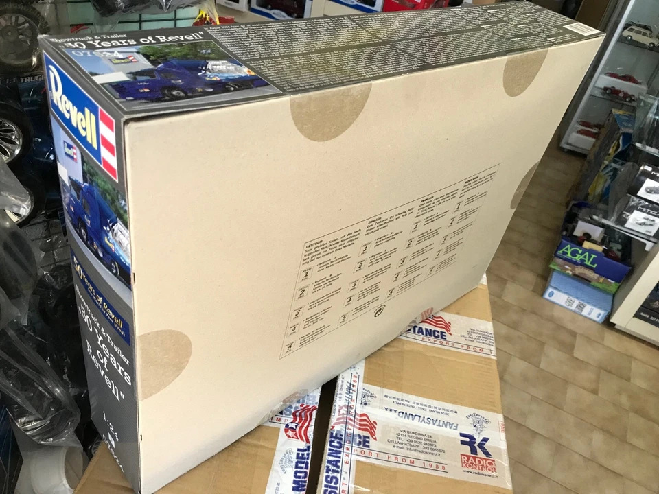 KIT REVELL 1:24 CAMION SHOWTRUCK E TRAILER 50 YEARS 07524 - Immagine 2 di 4