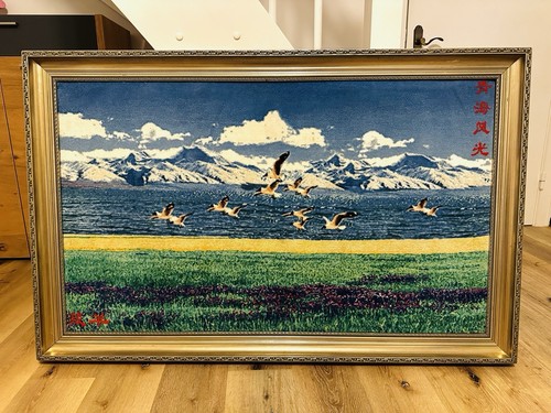 Handgeknüpfter Wandteppich aus Tibet – Motiv: Qinghai-See – 128 × 82 cm - Bild 1 von 3