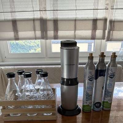 SodaStream Crystal Trinkwassersprudler Silber/Schwarz mit Glaskaraffen & CO 