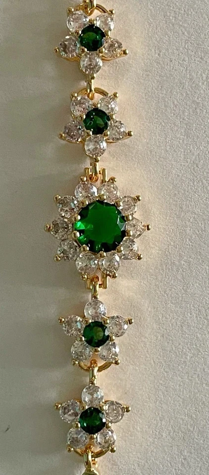 Brazalete de tenis para mujer de esmeralda simulada de corte redondo de 6 quilates enchapado en oro amarillo de 14 k Foto 3 de 4