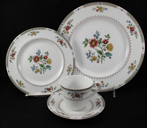 Royal Doulton KINGSWOOD 4 Piece Place Setting TC1115 GREAT CONDITION