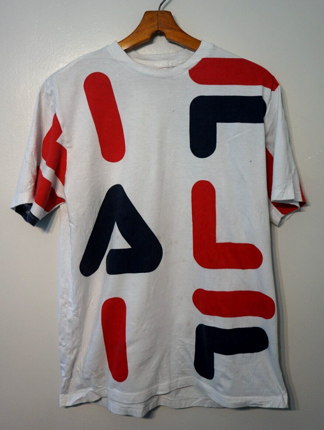 T shirt con logo vintage anni '90 Fila Spell Out stampa tutta over taglia manica corta media