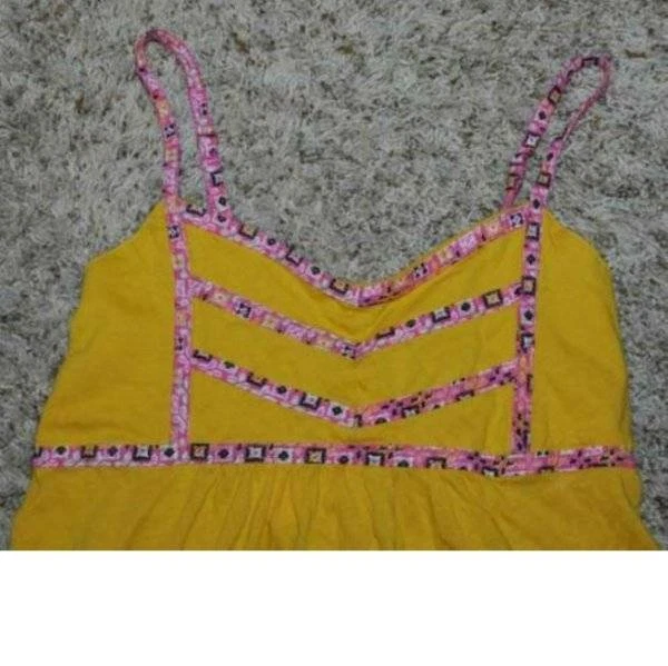 Camiseta sin mangas Babydoll Energie amarilla con estampado Sweatheart para niñas 10/12 Foto 2 de 4