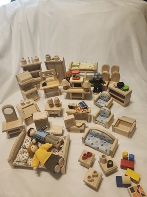PlanToys Dollhouse Furniture Lot~Bedroom/Kitchen/Living Rm/Accessories~89 pcREAD