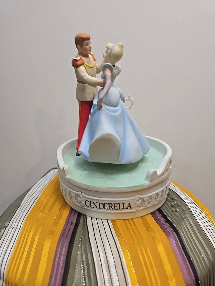 Caja de música Disney Musical Memories Cinderella edición limitada 19750 como nueva Foto 2 de 4