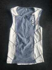 2XU Men's Perform Tri Singlet Grey White Sleeveless Triathlon Top Shirt Medium