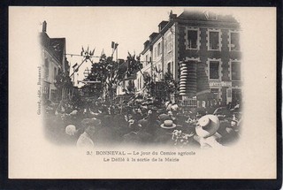 28 BONNEVAL Le Jour du Comice Agricole Le Défilé à la sortie de la Mairie