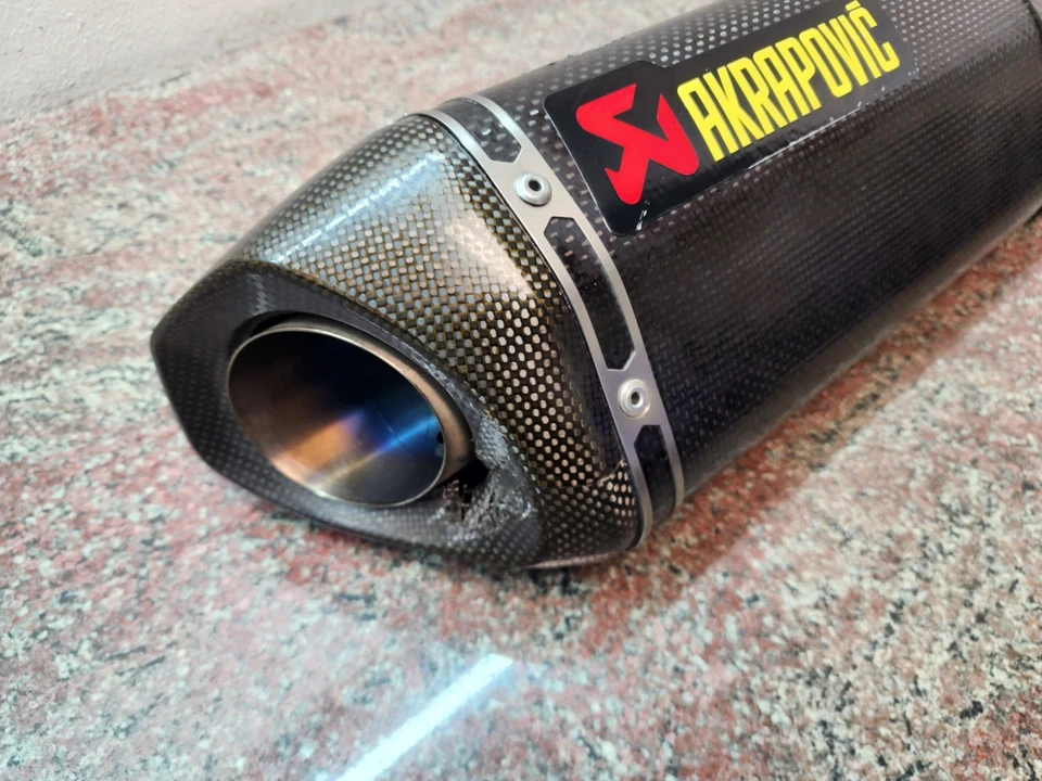 Silenciador de carbono sin cordones Akrapovič M-HR063 S-S10SO12-HR 2017-2025 Suzuki GSX-R1000 Foto 3 de 4