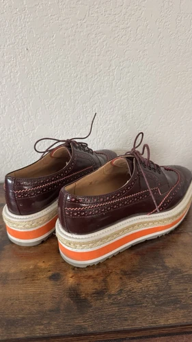 Chaussures morgue cuir rouge derby femme Prada (35 eu)