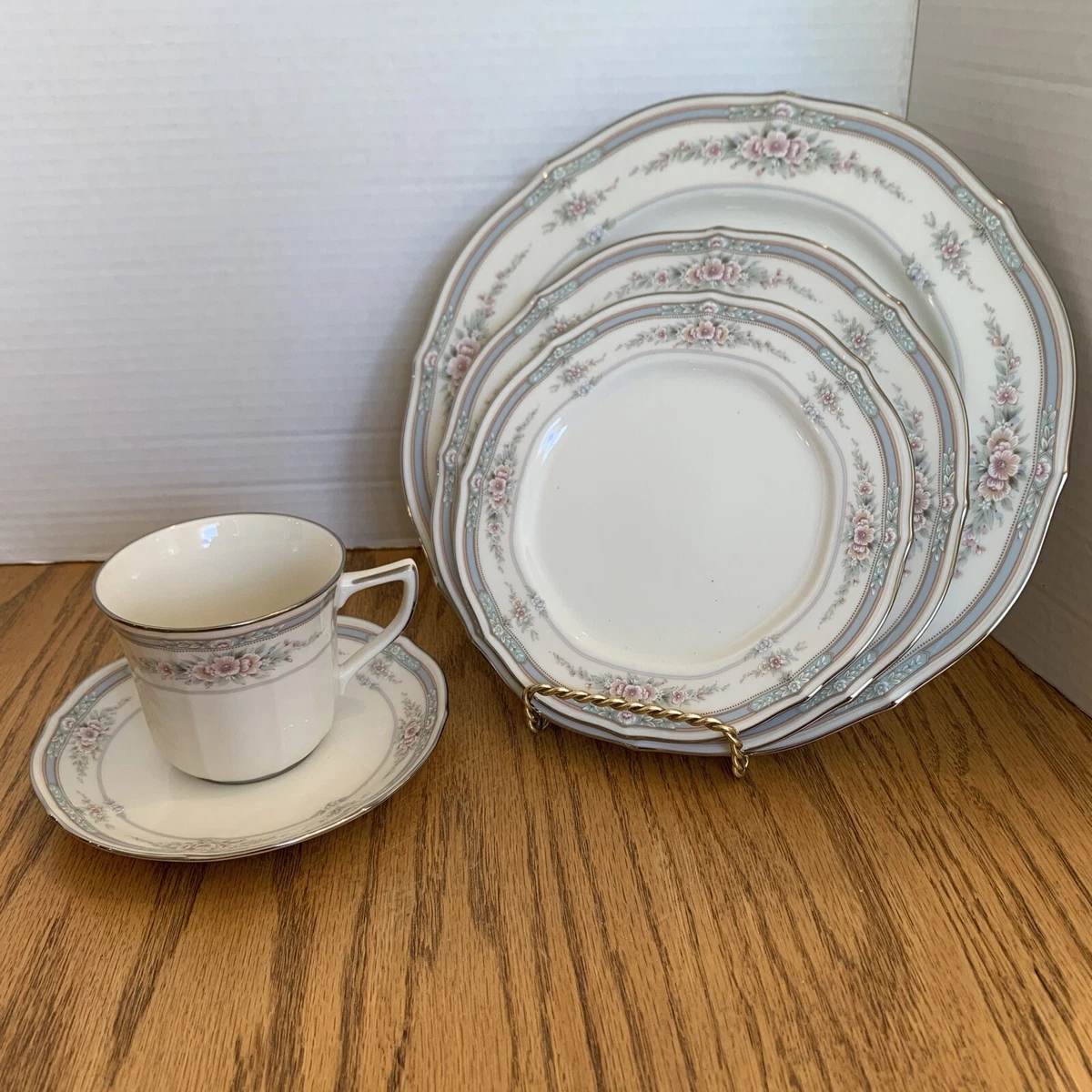 NORITAKE Ivory China ROTHSCHILD 20 piece Service for 4 Pale Blue