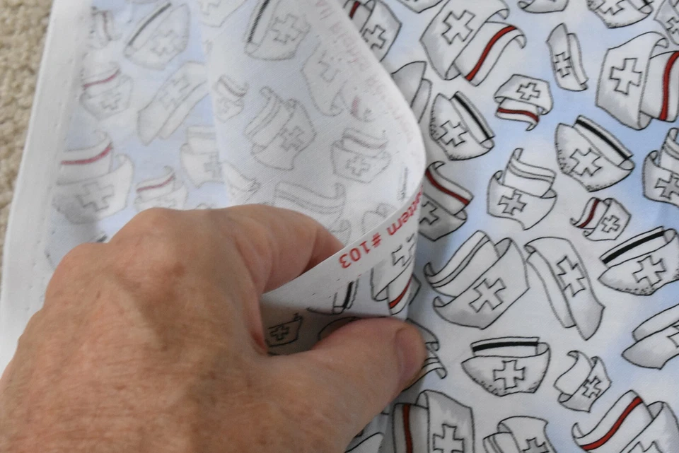 На 1/2 ярда, выброшенные медсестры шляпы на светло-синий лоскутное одеяло хлопок, Loralie Designs, P6493 - Изображение 4 из 4