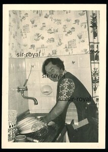 Frau macht den Abwasch - Kuriose Vorhänge Tapete Küche - 1960er - Foto 8x11cm