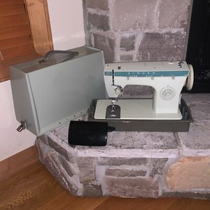 Vintage Singer Italy/France Mint-Green Antique Sewing Machine + Bobbin Case