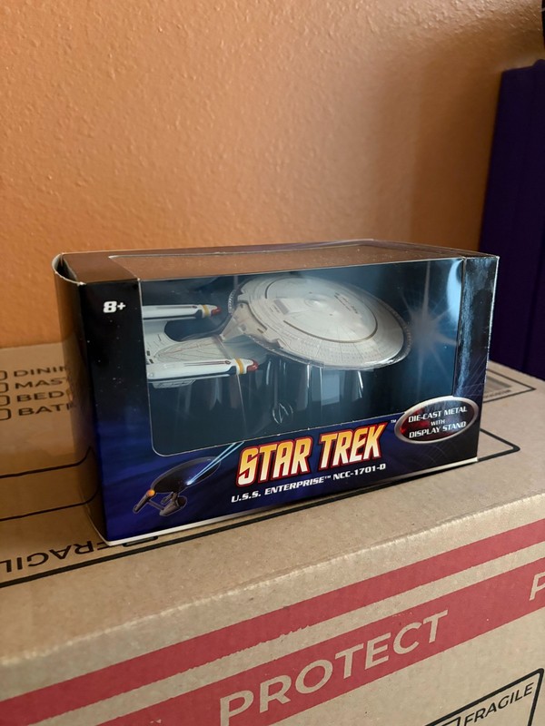2009 HOT WHEELS STAR TREK U.S.S. ENTERPRISE NCC-1701-D DIECAST W/ DISPLAY 1/50