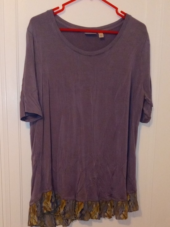 women XL gray top with sheer flower trim 