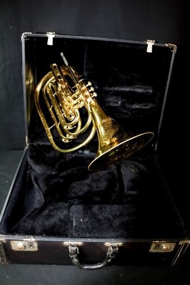 King 1122 Marching French Horn in Bb - Damaged Lacquer, Used, Hard