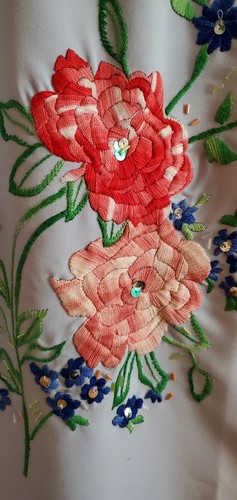 Schönes Set Bluse und Rock mit Blumenmotiven auf blauem Stoff - Bild 2 von 12