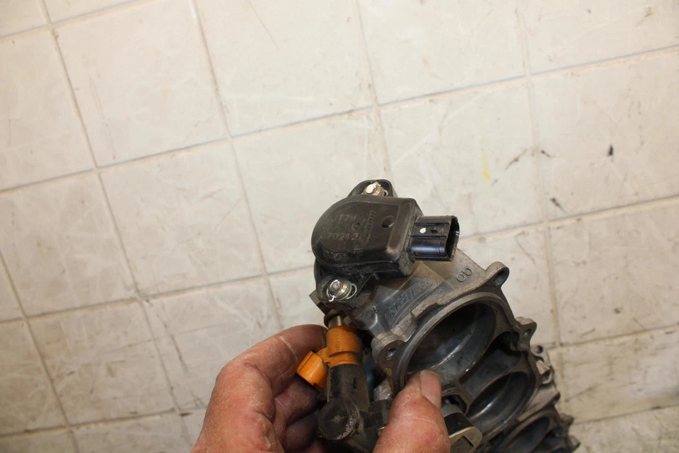 Honda CBR600RR 2009 inyectores de combustible principales/cuerpos del acelerador 16401-MFJ-A01 BB536 Foto 4 de 4