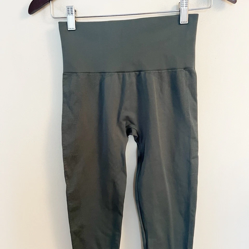 Conjunto Leggings Ativas Femininas Pequenas Cinza/Verde Sem Costura Tornozelo Cintura Alta com nervuras - Imagem 2 de 4