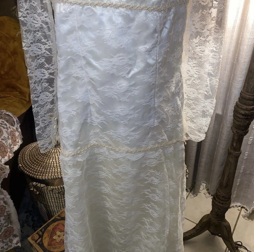 60’s Vintage Elegant White Lace Wedding Gown And Head Piece - Image 3 of 4