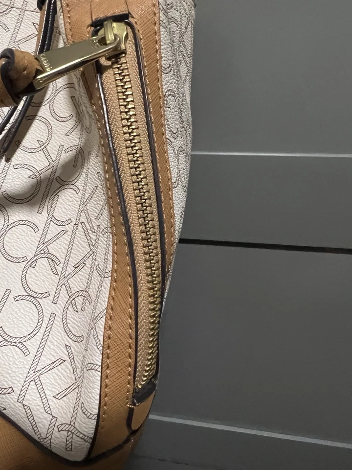 BOLSO DE MANO Calvin Klein blanco/beige con estampado de logotipo con mango de borla acento Foto 4 de 4