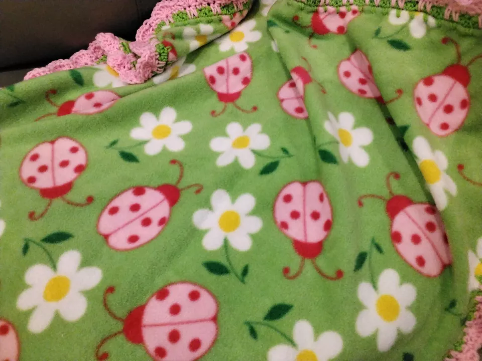 Pequeña manta de lana hecha a mano para niñas bebé ganchillo rosa con volantes Ladybugs 30"x30" Foto 2 de 4