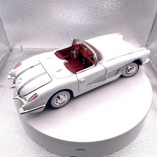 Motormax 1958 Corvette White Die Cast, Red Interior, 1/18 Scale, No. 73109 - Picture 5 of 8