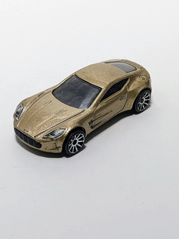 Coche suelto Champagne Aston Martin One-77 2011 Hot Wheels - ENVÍO GRATUITO Foto 2 de 3
