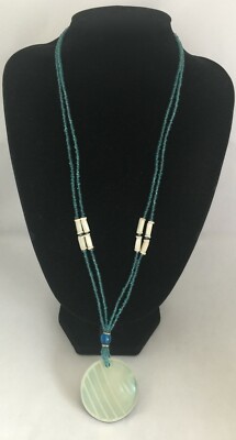 Hibiscus en Collier Argent Rhodié et Perle de Tahiti couleur nuance claire