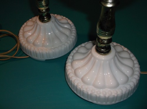 MILK GLASS DESK LAMPS SET OF TWO VINTAGE STANDARD BASE BULB RUSTIC LIGHTING - Picture 7 of 18