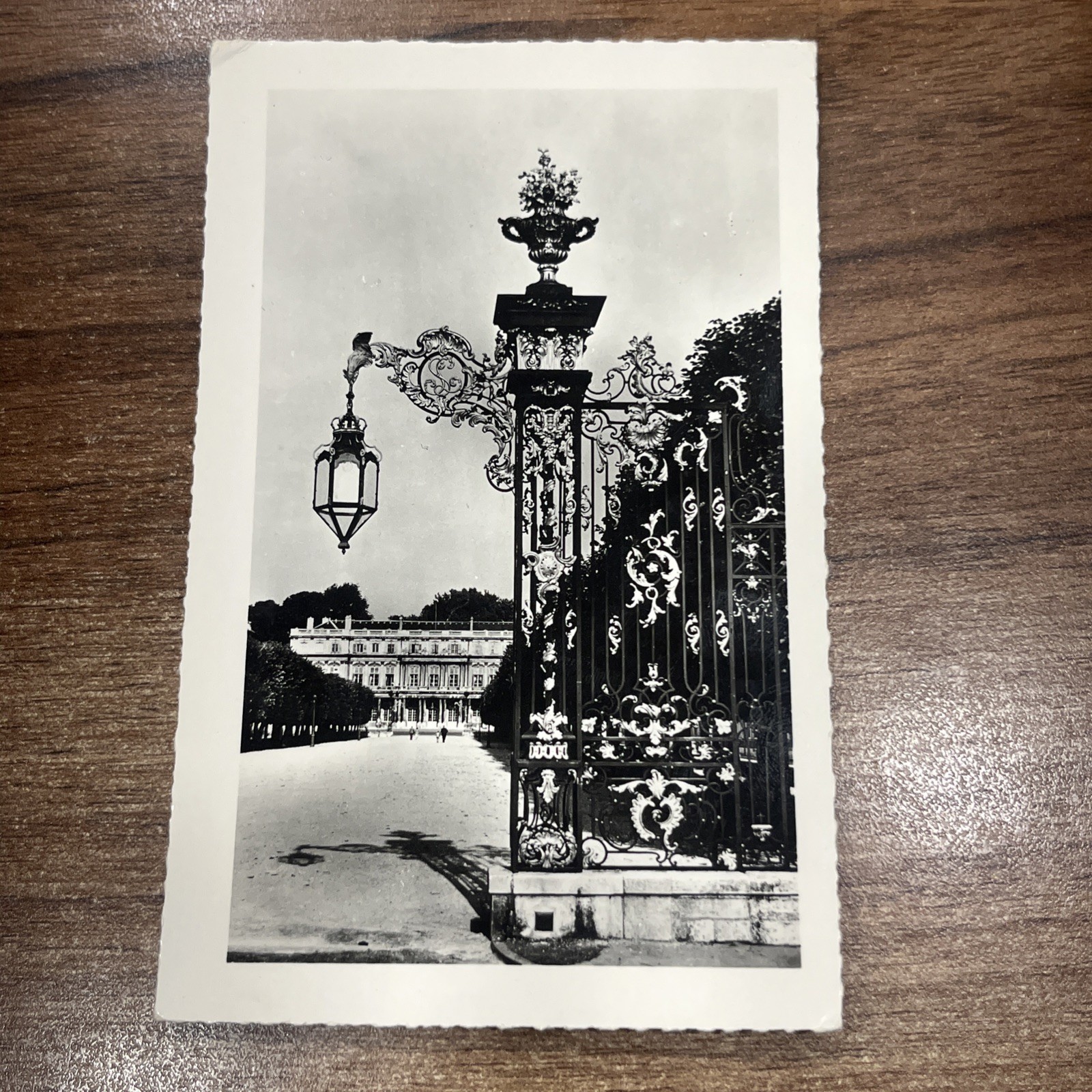 CARTOLINA PICCOLA BIANCO NERO NANCY PALAIS DU GOUVERNEUR ET GRILLE DE J. LAMOUR