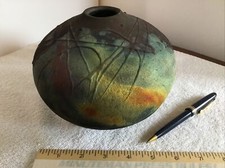 Jarrón/vasija de cerámica primitiva Raku vintage firmada por Marty Marcus 5,5" T x 6,5" W