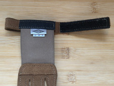 Protector/pestaña de dedo de tiro con arco de cuero para mano derecha NEET con correa para muñeca marrón/negro