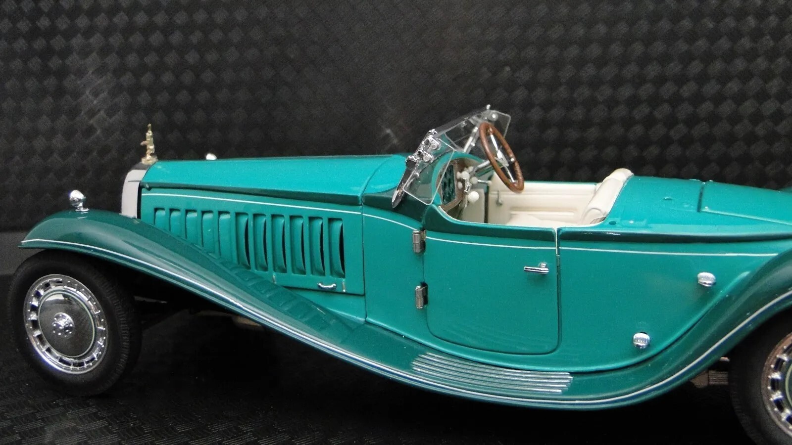 Bugatti with 8Cyl.Engine/Orig.Wheel Rims/Mascot1:24SCALE CUSTOM METAL MODEL