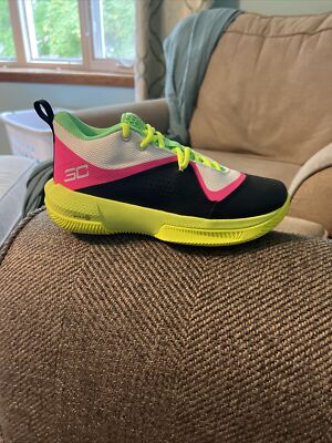 kids under armour gs sc 3zero iv size 4.5Y (3023918 102) no box