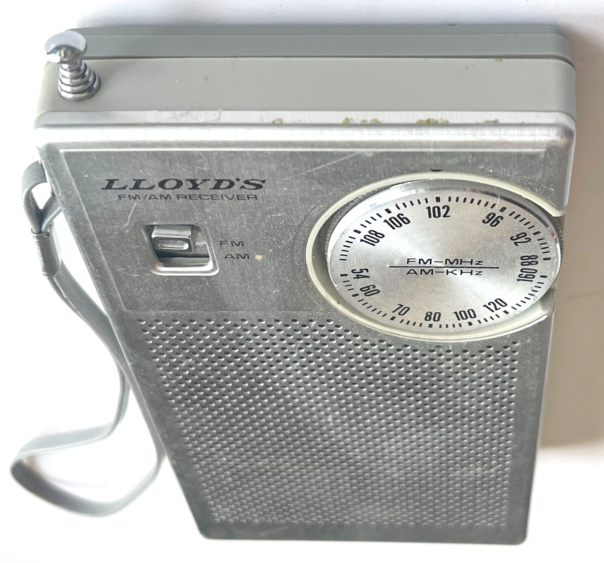VINTAGE LLOYD'S SILVER FM/AM RECEIVER HANDHELD PORTABLE VINTAGE LLOYD'S SILVER FM/AM RECEIVER HANDHELD PORTABLE
