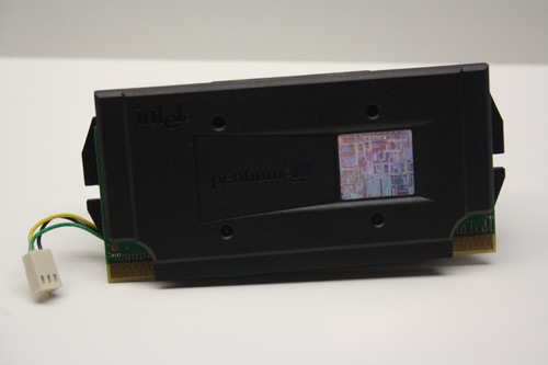 Pentium III - Prozessor SL37D (Philippines) mit aktivem Kühler