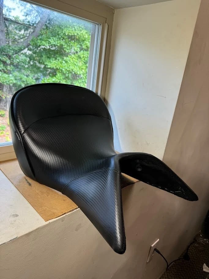 Sargent Triumph Tiger 800/800XC 2011-19,黑色,低帮座椅 WS-627-19 — 第 2/4 张图片