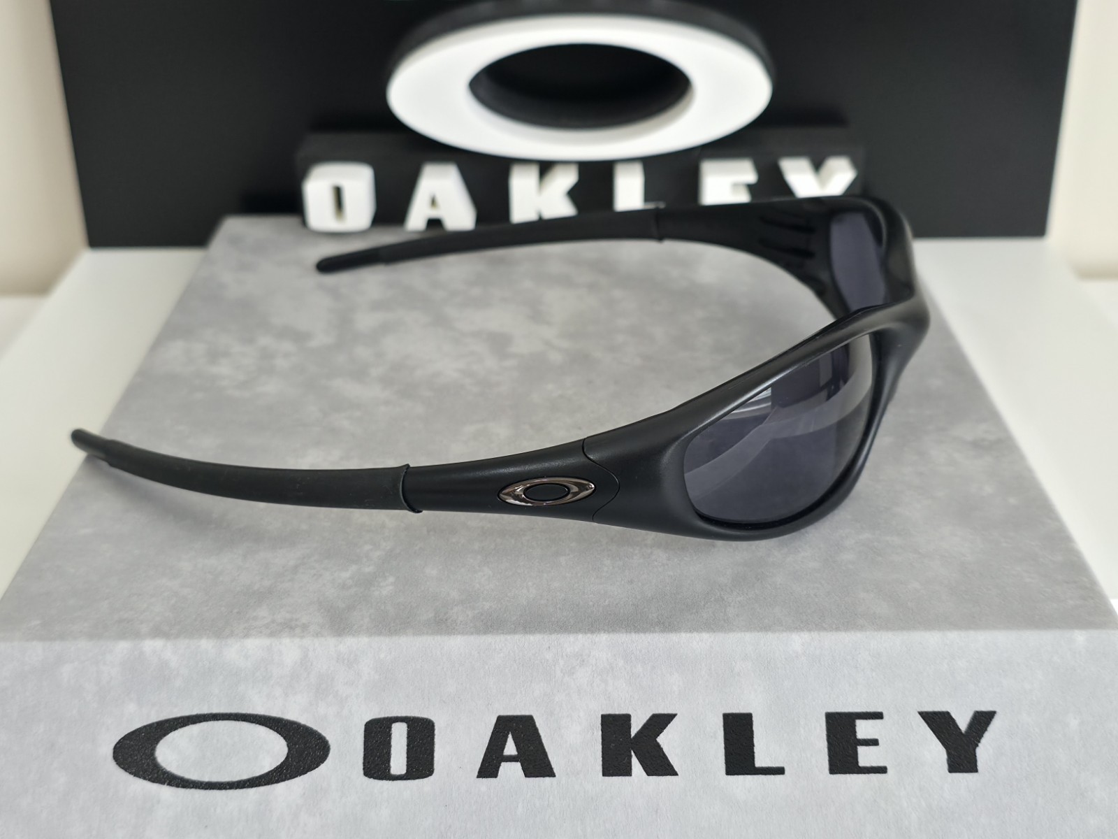 Oakley New Straight Jacket 2nd Gen Sunglasses Matte Black - Black Iridium Lens image 3