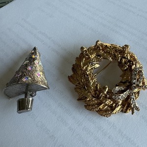 2 Vintage CHRISTMAS Brooches Pins MONET Wreath LIA Tree