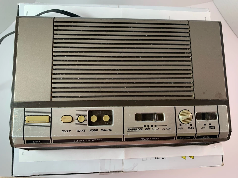 Rádio relógio AM FM GE vintage grão de madeira modelo 7 4646A. Funciona perfeitamente - Imagem 2 de 4