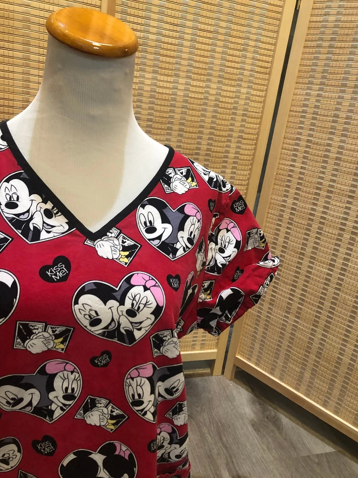 Scrubs Scrub Top Cartoon Disney Mickey and Minnie Mouse in Love Large L (H65) - Image 3 of 4