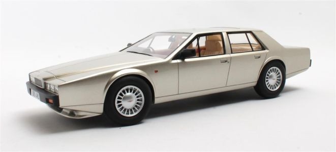Aston Martin Lagonda Serie IV ice green 1/18 pour décoration de bureau