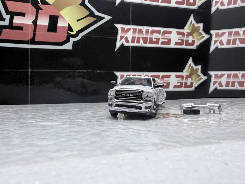 定制 1/64 比例 Wrecked Dually 3500 Ram Diorama,Body Shop 碰撞卡车 1/1 — 第 4/4 张图片