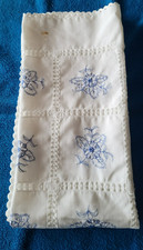 VINTAGE /ANCIEN : PETITE NAPPE BLANCHE CARRE BRODERIE BLEU FAIT MAIN 80 X 82  CM