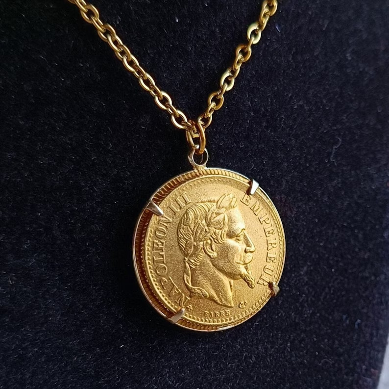 Collier pendentif 4 griffes dore pour sublimer vos soirees