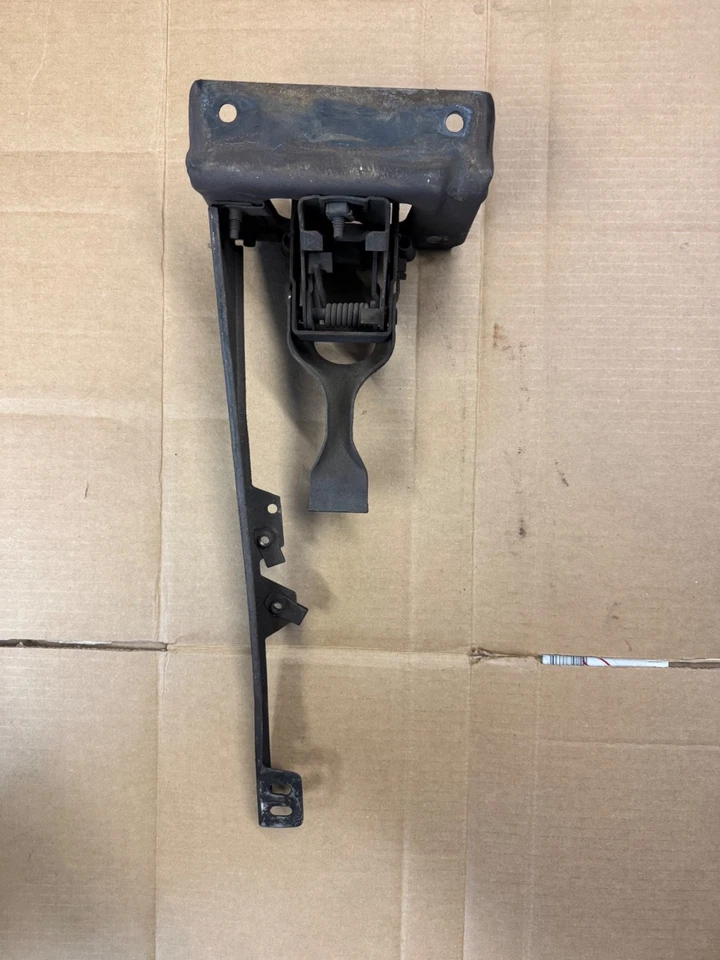 Ford Falcon Mercury Comet 1965 montaje de pestillo de capó Foto 2 de 3